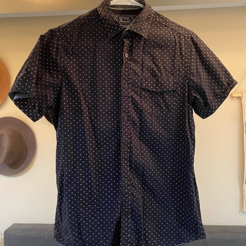 Men’s black shirt sleeved button down shirt